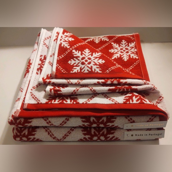 🎁BIANCA Bath Towel Set - Reversible Red & White Snowflakes - 6 Pieces - Picture 2 of 10